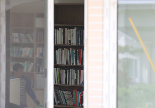 13일 경남 양산시 하북면 평산마을 문재인 전 대통령 책방 건물 내 서가에 다양한 책이 꽂혀 있다. 이달 중 개점할 것으로 보이며, 구체적인 날짜는 정해지지 않았다. [양산=연합뉴스]